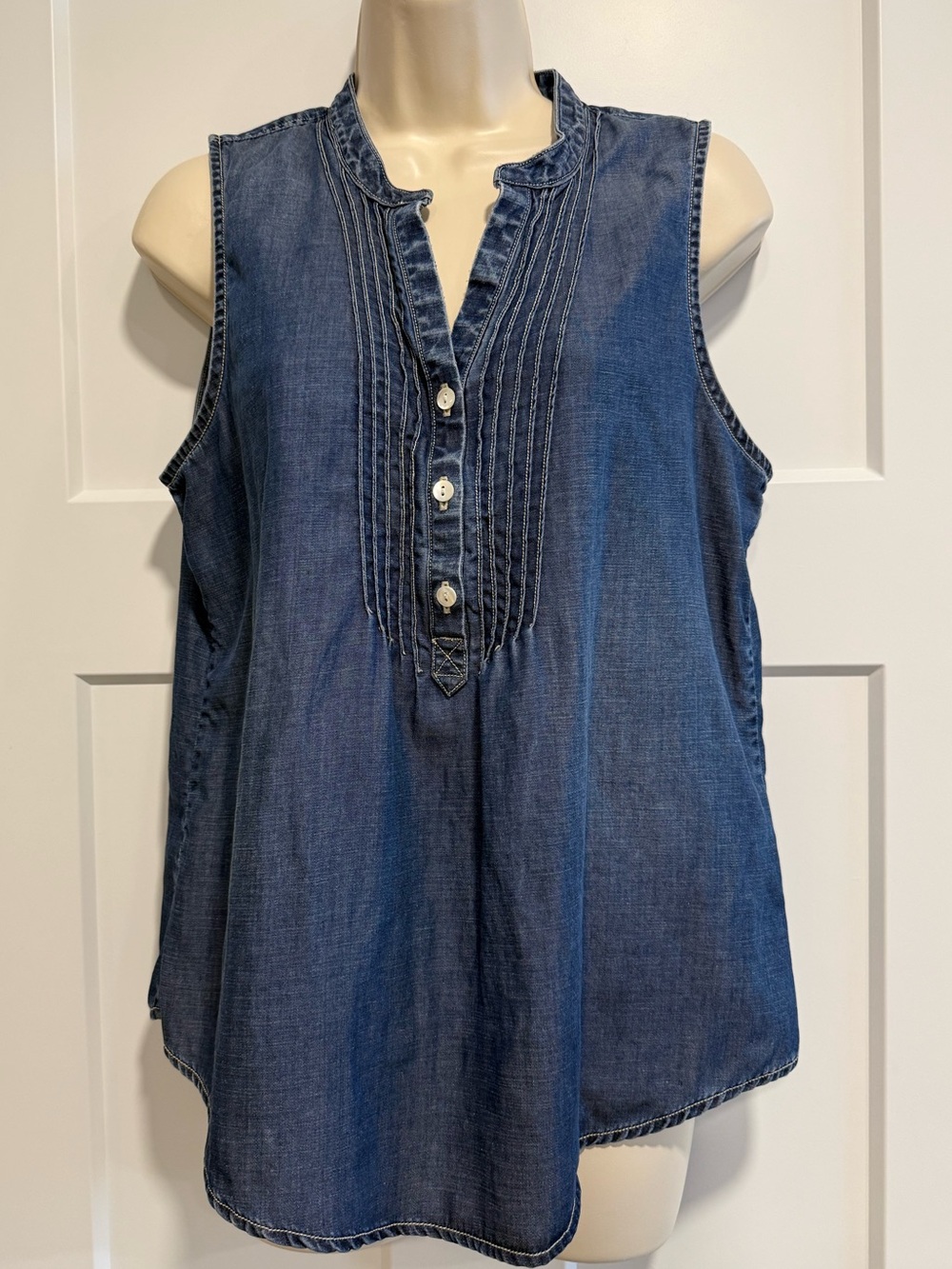 Lucky Brand Denim Chambray Sleeveless Tunic Top M Blue Pintuck Button Front